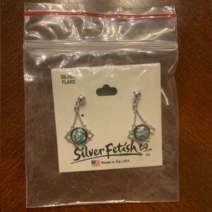 ✨ FREE 🎶🎻 NEW Silver flakes dangle earrings